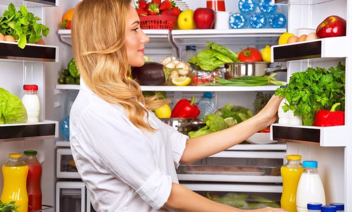 Употребление еды в положении стоя притупляет вкусовые рецепторы, выяснили ученые