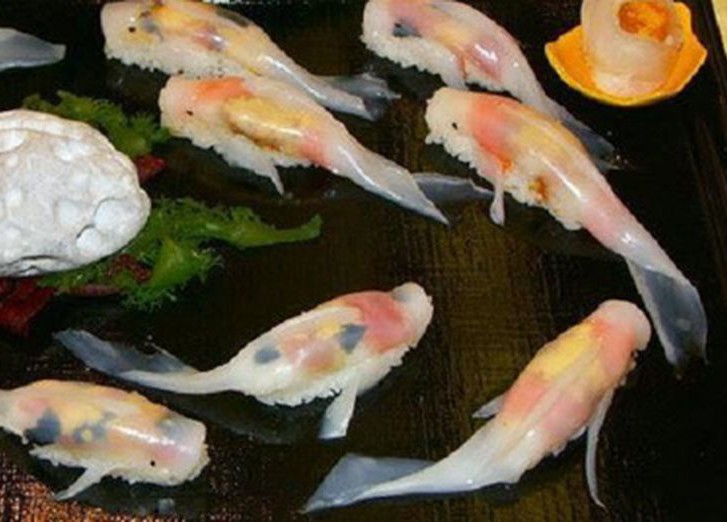 Суши в виде золотых рыбок