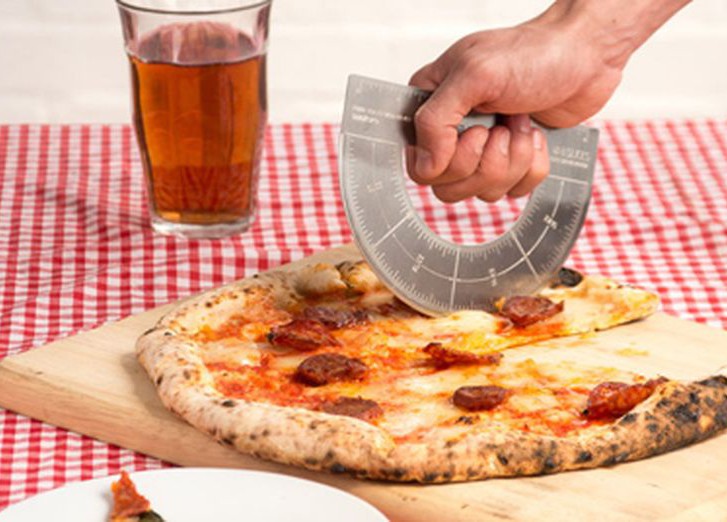 Нож для пиццы в виде транспортира