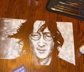 Портрет Джона Леннона из соли