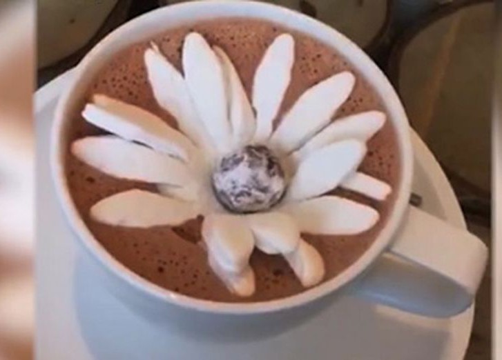 Цветок из зефира в чашке шоколада