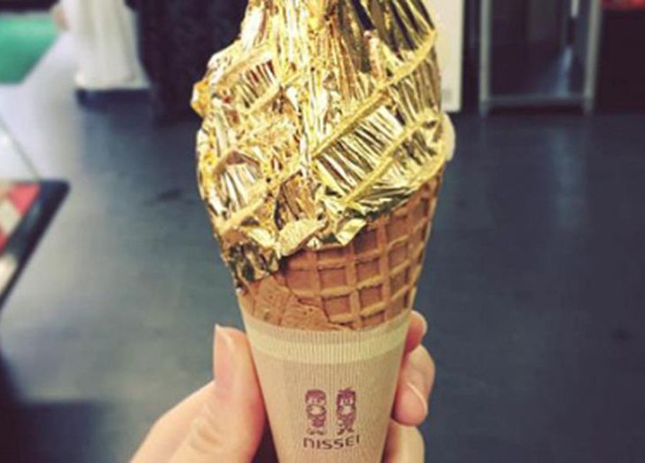 Мороженое со съедобным золотом