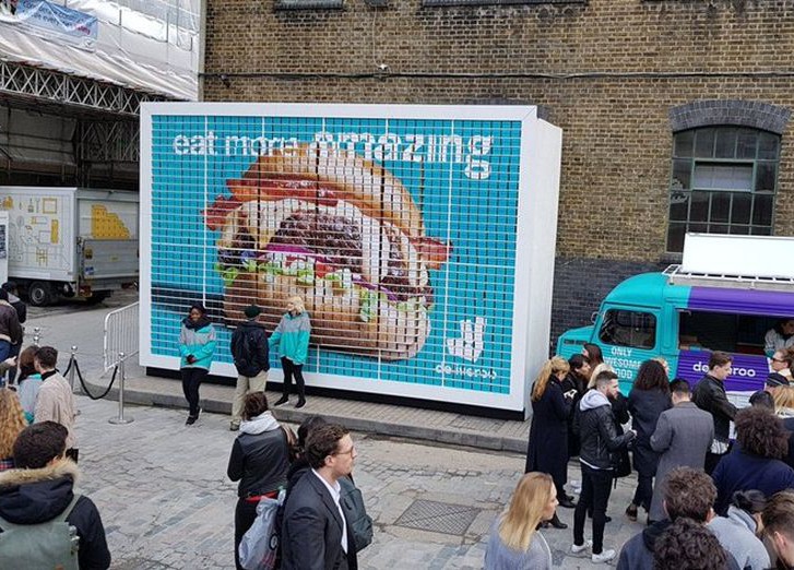 "Съедобный" билборд из гамбургеров