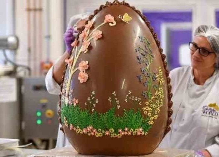 Шоколадное пасхальное яйцо