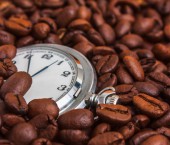 Зерна кофе и часы