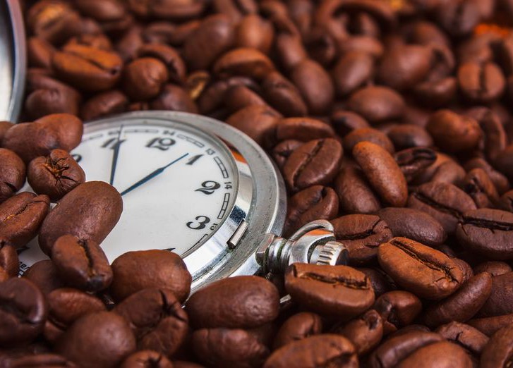 Зерна кофе и часы