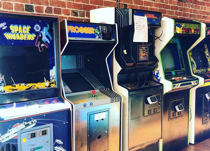 Бар винтажных игровых автоматов Palace Arcade