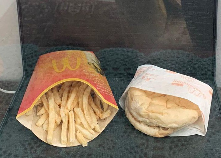 бургер и картошка из McDonald's