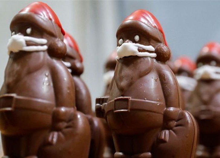 шоколадные Санта-Клаусы в защитных масках
