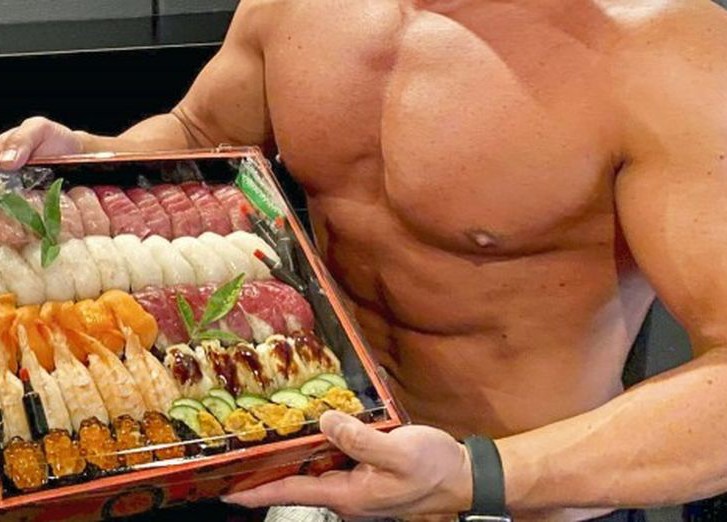 бодибилдер с суши