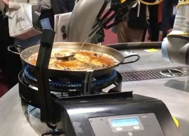 робот готовит паэлью