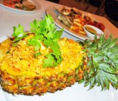 Жареный рис в ананасе