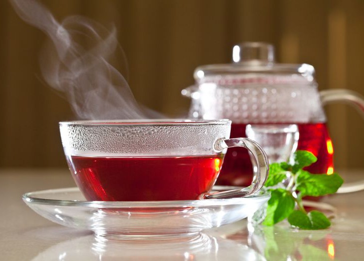 В жару пьют горячий чай. Горячий чай. Чашка горячего чая. Кружка чая с паром. Теплый чай.