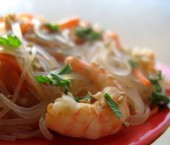 Салат из фунчозы с овощами и креветками