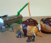 Миниатюрный мир из десертов
