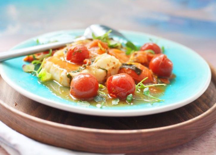 Треска в соусе из томатов, базилика и белого вина