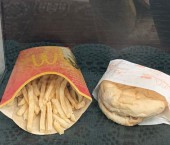 бургер и картошка из McDonald's