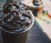 черный кофе с черными взбитыми сливками