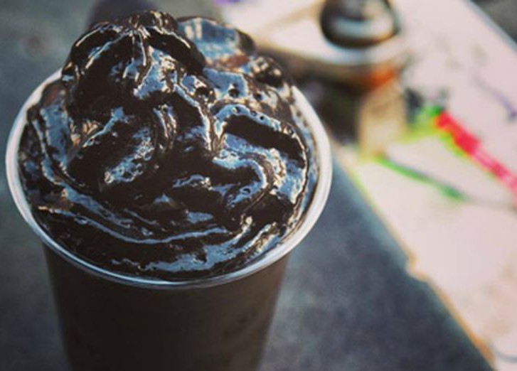 черный кофе с черными взбитыми сливками