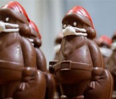 шоколадные Санта-Клаусы в защитных масках